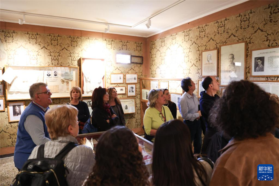 4月25日，志愿者在意大利羅馬解放紀(jì)念館為參觀人員講解。新華社記者 李京 攝