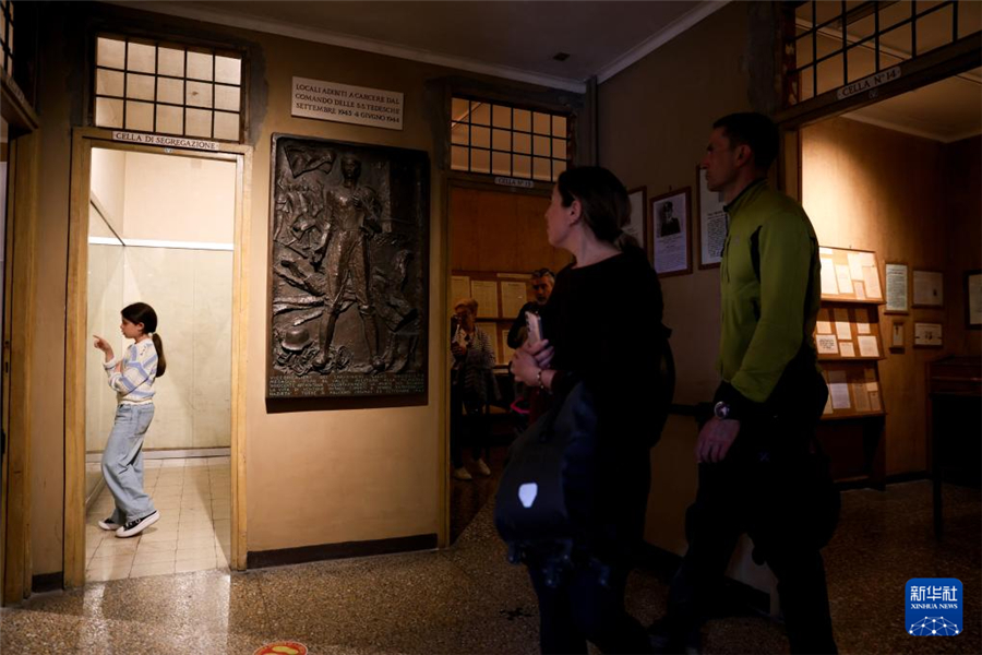 4月25日，人們?cè)谝獯罄_馬解放紀(jì)念館參觀。新華社記者 李京 攝