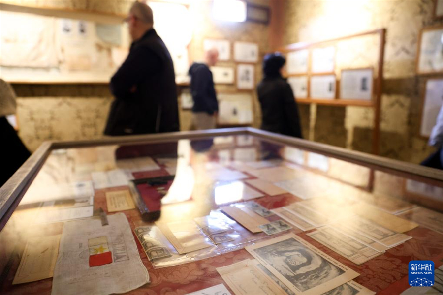 4月25日，人們?cè)谝獯罄_馬解放紀(jì)念館參觀。新華社記者 李京 攝