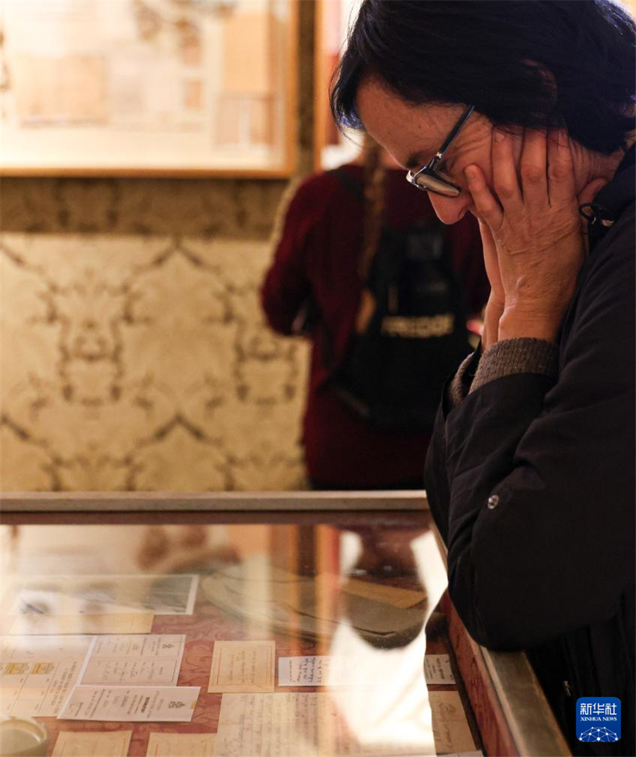 4月25日，人們在意大利羅馬解放紀念館參觀。新華社記者 李京 攝