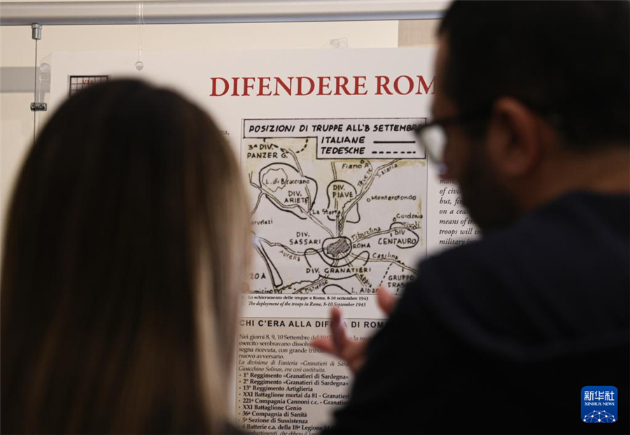 4月25日，人們在意大利羅馬解放紀(jì)念館參觀。新華社記者 李京 攝