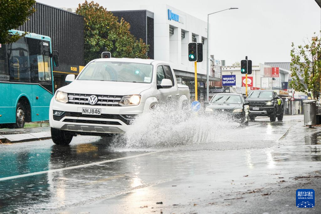 5月1日，汽車行駛在新西蘭南島城市克賴斯特徹奇的街頭。新華社發(fā)（陳思雨蒙 攝）