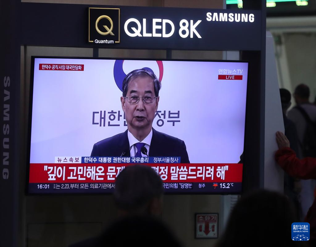 5月1日，在韓國首爾火車站，民眾觀看韓德洙辭職的新聞。新華社記者 姚琪琳 攝