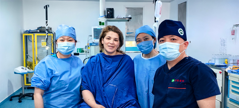 術(shù)前，中國醫(yī)生與患者交談緩解緊張情緒。中國援阿爾及利亞醫(yī)療隊(duì)供圖