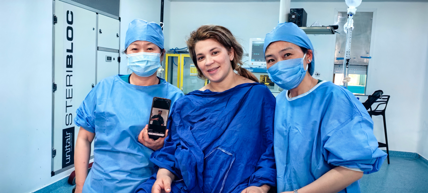 中國醫(yī)生與患者合影。中國援阿爾及利亞醫(yī)療隊(duì)供圖