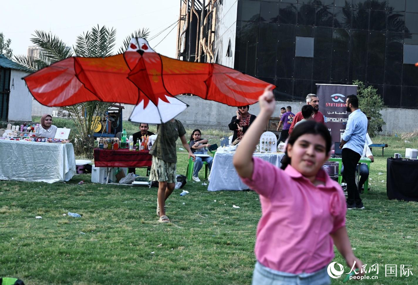 一名兒童在放風(fēng)箏。人民網(wǎng) 伊納斯·易卜拉欣攝