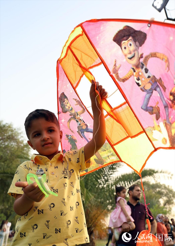一名兒童和他的風(fēng)箏。人民網(wǎng) 伊納斯·易卜拉欣攝