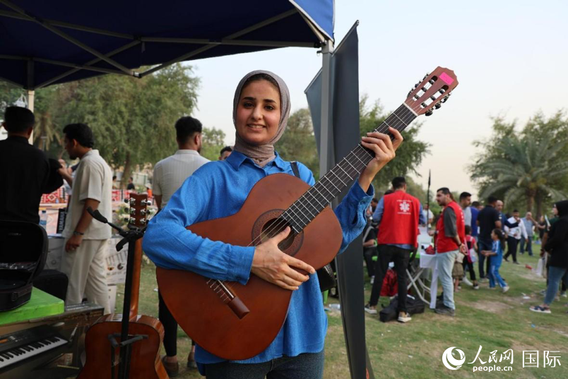 活動現(xiàn)場還舉行了音樂演奏等活動，圖為一名吉他手。人民網(wǎng) 伊納斯·易卜拉欣攝