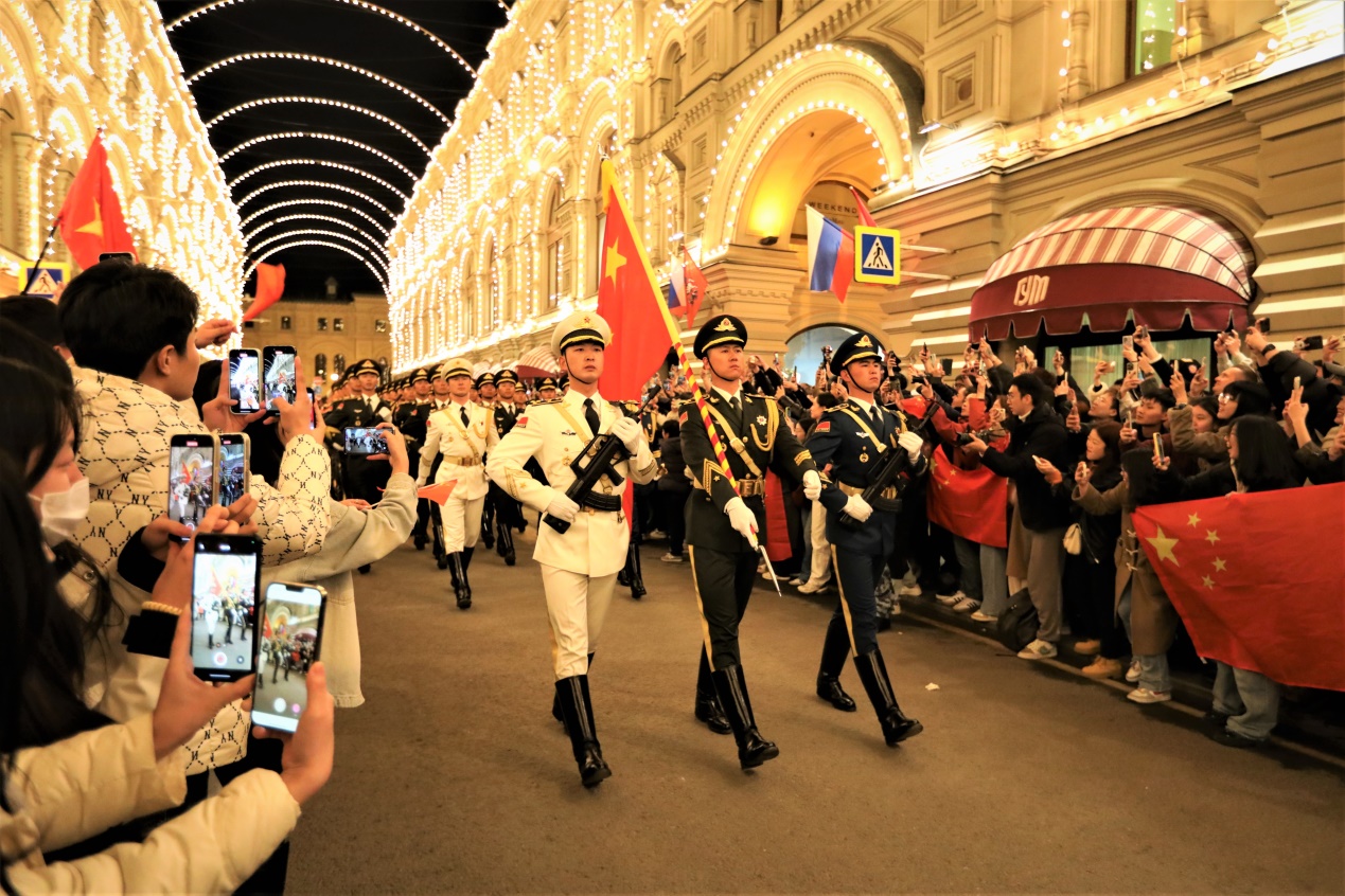 參加閱兵式彩排的中國人民解放軍儀仗司禮大隊。于子恒攝