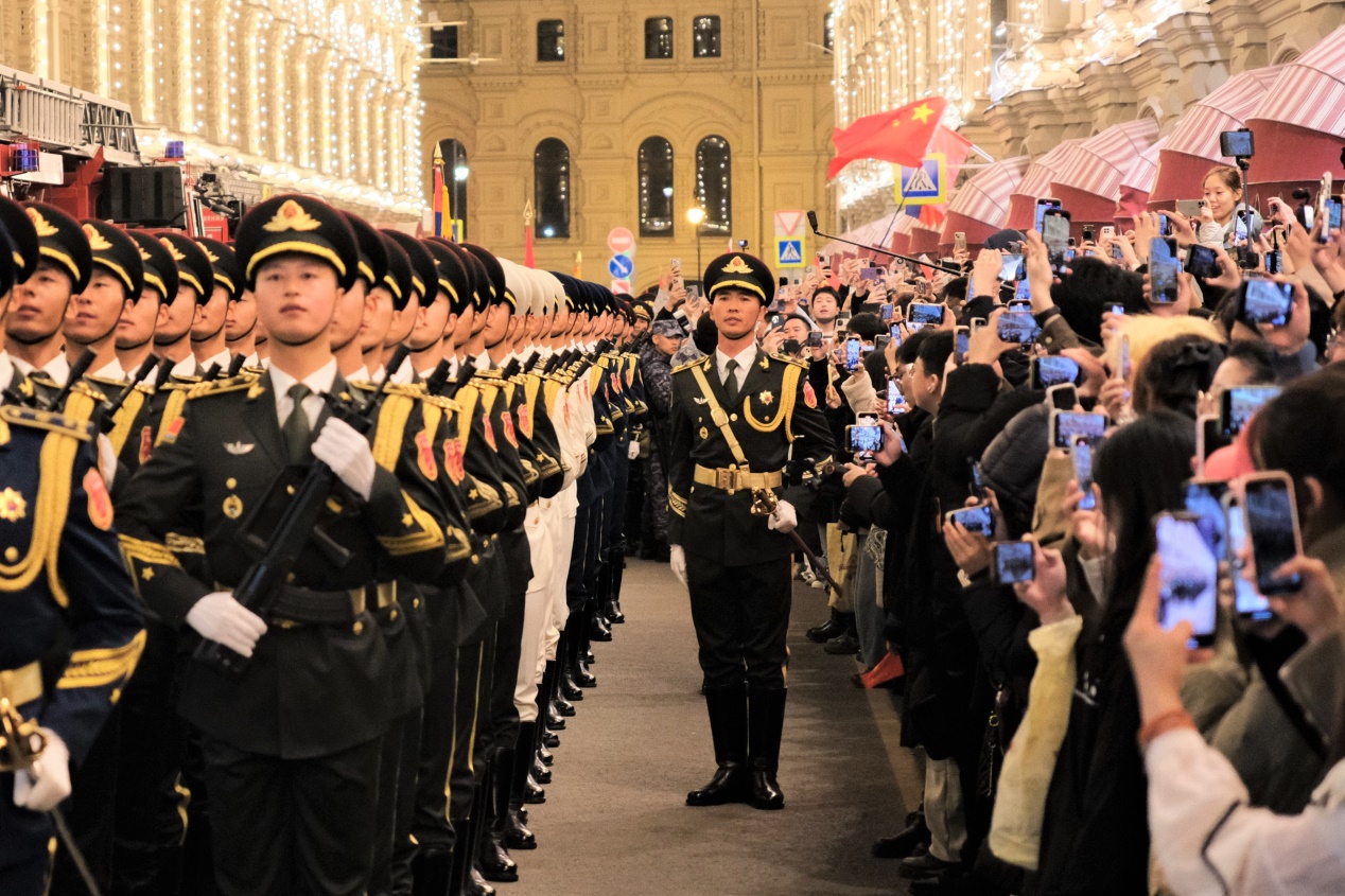 參加閱兵式彩排的中國人民解放軍儀仗司禮大隊。于子恒攝