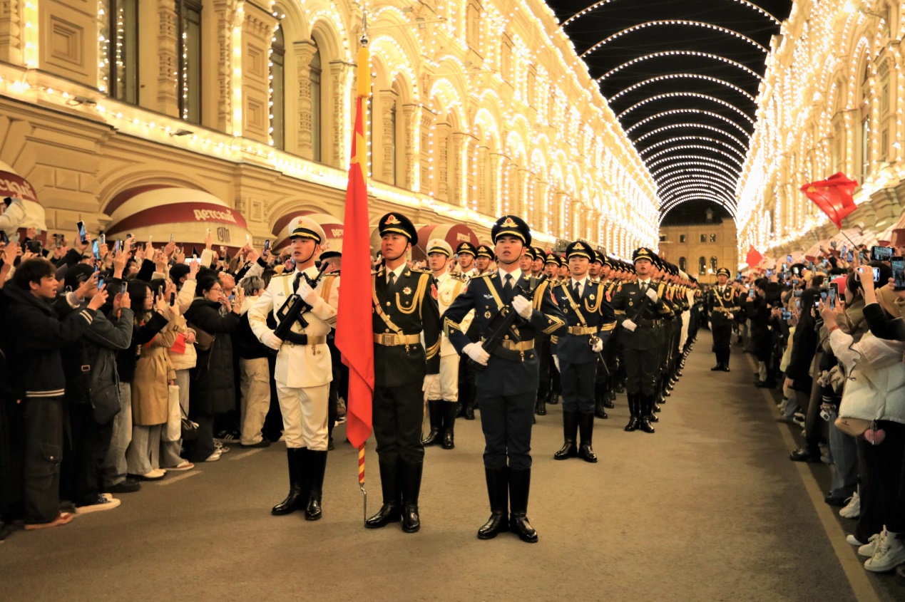 參加閱兵式彩排的中國人民解放軍儀仗司禮大隊(duì)。于子恒攝