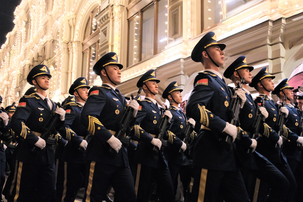 參加閱兵式彩排的中國(guó)人民解放軍儀仗司禮大隊(duì)。于子恒攝