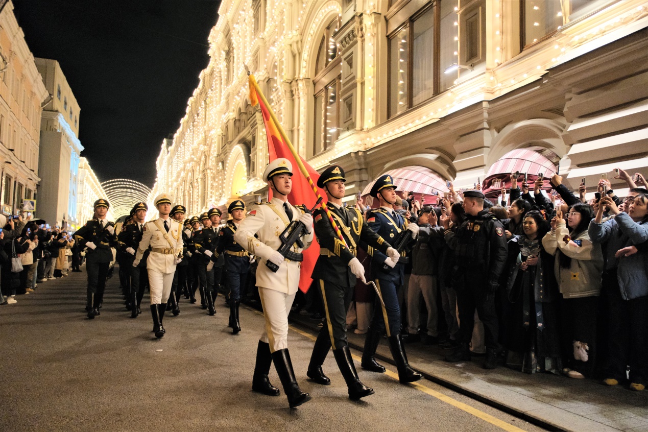 參加閱兵式彩排的中國人民解放軍儀仗司禮大隊。于子恒攝