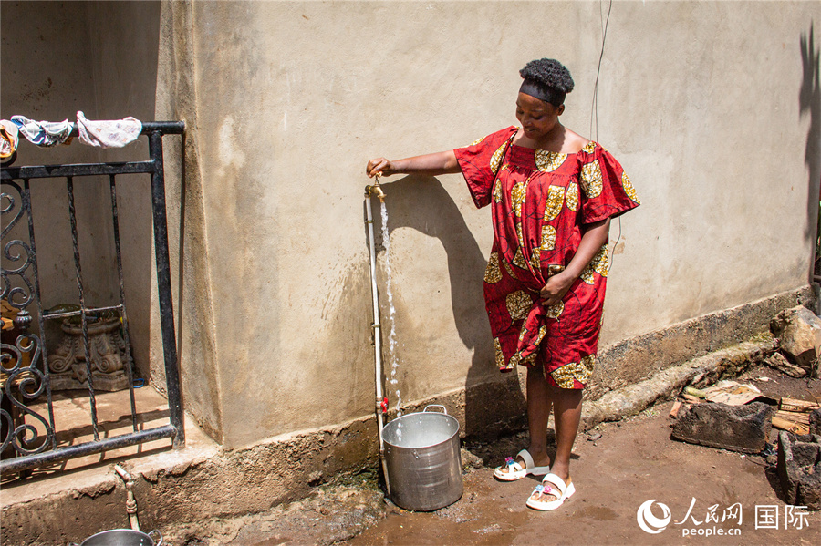 【1】喀麥隆西部大區(qū)首府巴富薩姆市居民的讓·澤法克用上了清潔自來水。人民網(wǎng)記者 薛丹攝