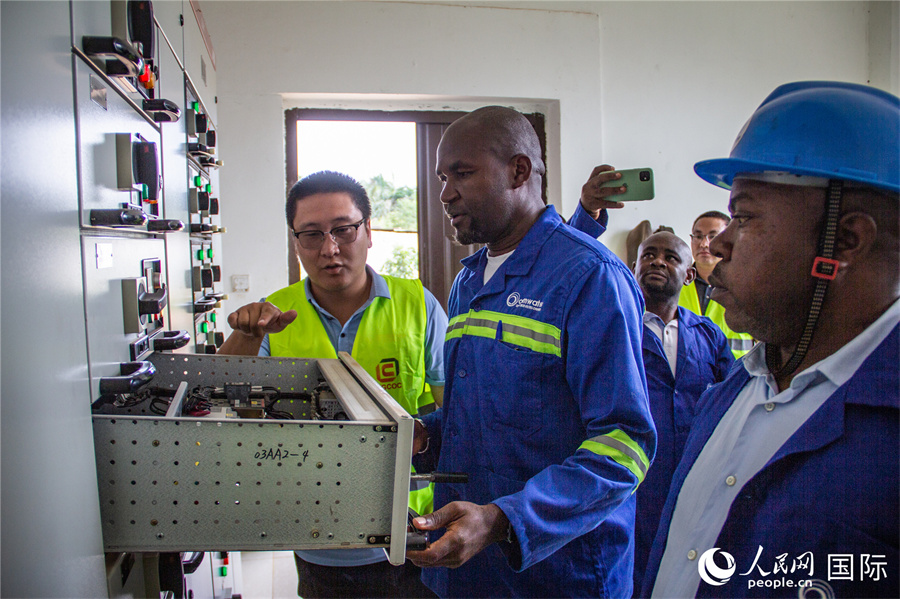 【3】中喀員工在巴富薩姆飲用水廠檢查設(shè)備運(yùn)行情況。人民網(wǎng)記者 薛丹攝