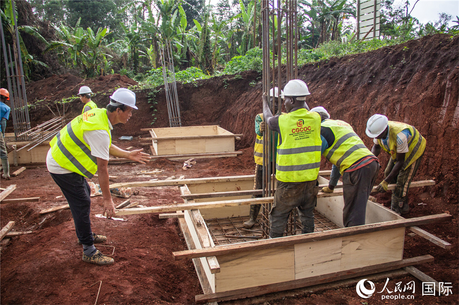 中喀員工在喀麥隆九城市供水項(xiàng)目二期工程施工。人民網(wǎng)記者薛丹 攝