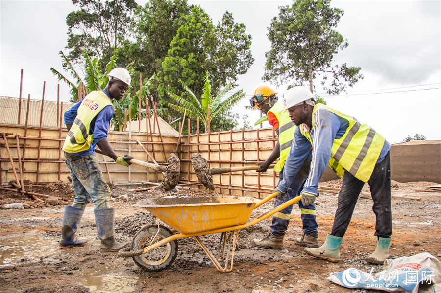 【7】喀麥隆九城市供水項(xiàng)目二期工程施工現(xiàn)場(chǎng)。人民網(wǎng)記者薛丹 攝