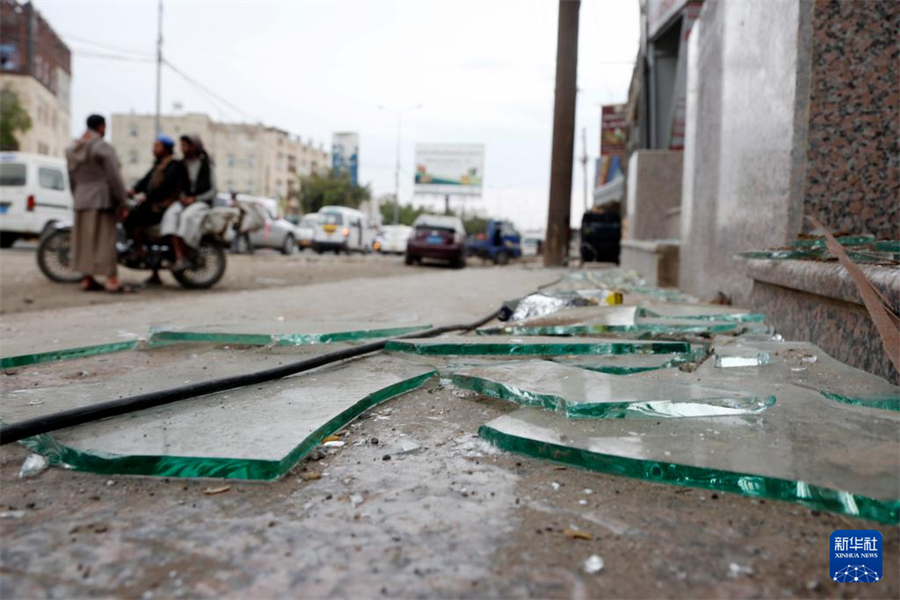 這是5月5日在也門首都薩那一處遭到空襲的地點(diǎn)拍攝的破碎玻璃。新華社發(fā)（穆罕默德·穆罕默德攝）