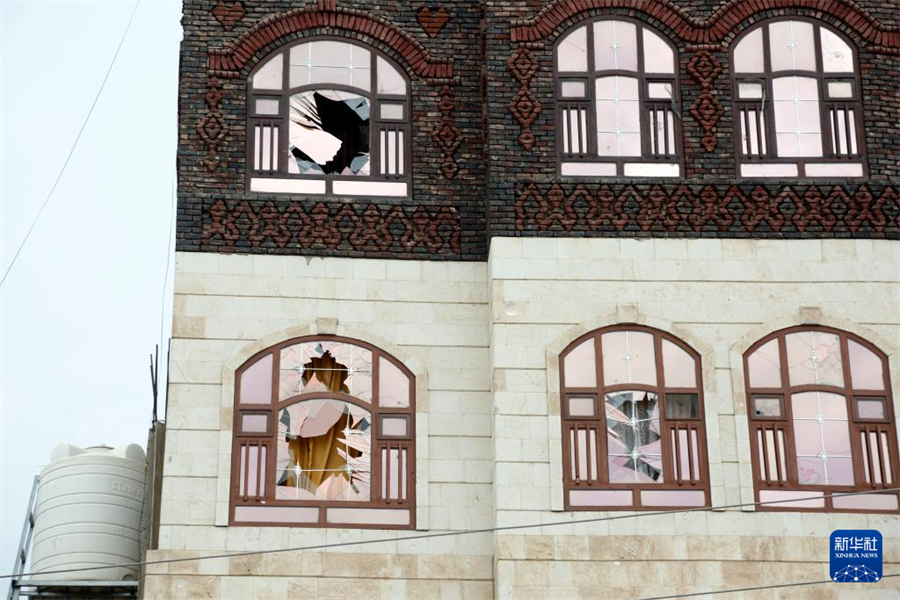 這是5月5日在也門首都薩那拍攝的空襲中受損的建筑窗戶。新華社發(fā)（穆罕默德·穆罕默德攝）