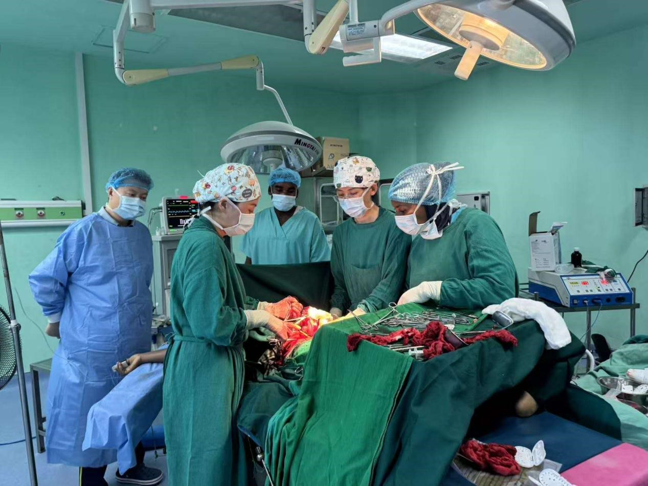 中國醫(yī)療隊(duì)專家與當(dāng)?shù)蒯t(yī)生協(xié)同手術(shù)。中國援桑醫(yī)療隊(duì)供圖