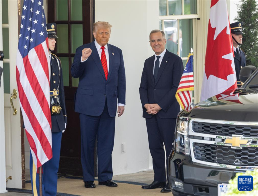 5月6日，美國總統(tǒng)特朗普（左二）在華盛頓白宮迎接到訪的加拿大總理卡尼。新華社記者 胡友松 攝