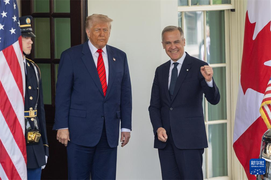 5月6日，美國總統(tǒng)特朗普（中）在華盛頓白宮迎接到訪的加拿大總理卡尼。新華社記者 胡友松 攝