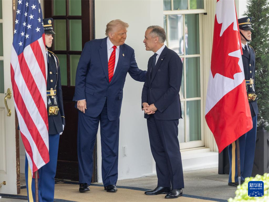 5月6日，美國總統(tǒng)特朗普（左二）在華盛頓白宮迎接到訪的加拿大總理卡尼。新華社記者 胡友松 攝