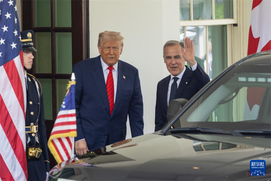 5月6日，美國(guó)總統(tǒng)特朗普（中）在華盛頓白宮迎接到訪的加拿大總理卡尼。新華社記者 胡友松 攝
