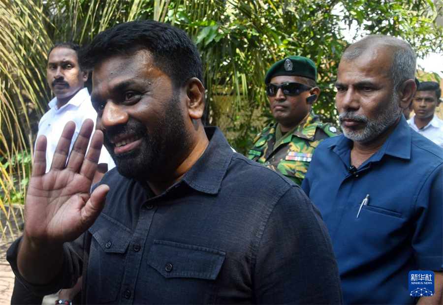5月6日，斯里蘭卡總統(tǒng)迪薩納亞克（左）在科倫坡一處投票站附近準(zhǔn)備投票。新華社發(fā)（阿吉特·佩雷拉攝）