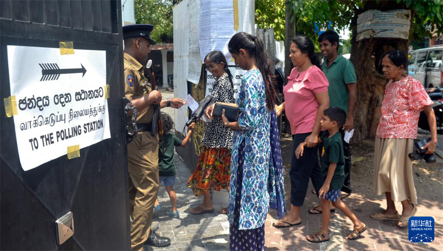 5月6日，民眾在斯里蘭卡科倫坡一處投票站準備投票。新華社發(fā)（加揚·薩米拉攝）
