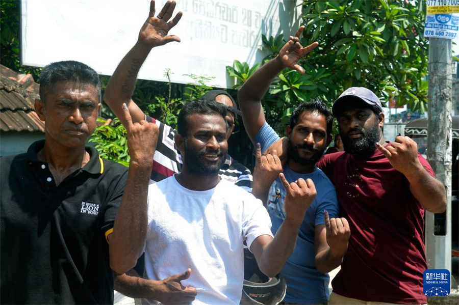 5月6日，在斯里蘭卡加姆珀哈的一處投票站附近，斯里蘭卡民眾展示投票后涂上顏料的手指。新華社發(fā)（加揚(yáng)·薩米拉攝）