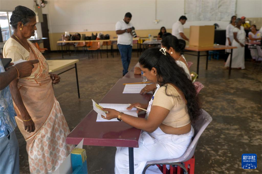 5月6日，斯里蘭卡民眾在科倫坡的一處投票站投票。新華社發(fā)（加揚(yáng)·薩米拉攝）