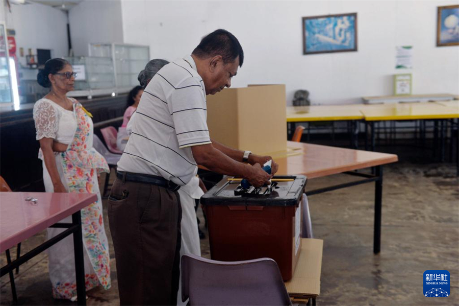 5月6日，斯里蘭卡民眾在科倫坡的一處投票站投票。新華社發(fā)（加揚(yáng)·薩米拉攝）