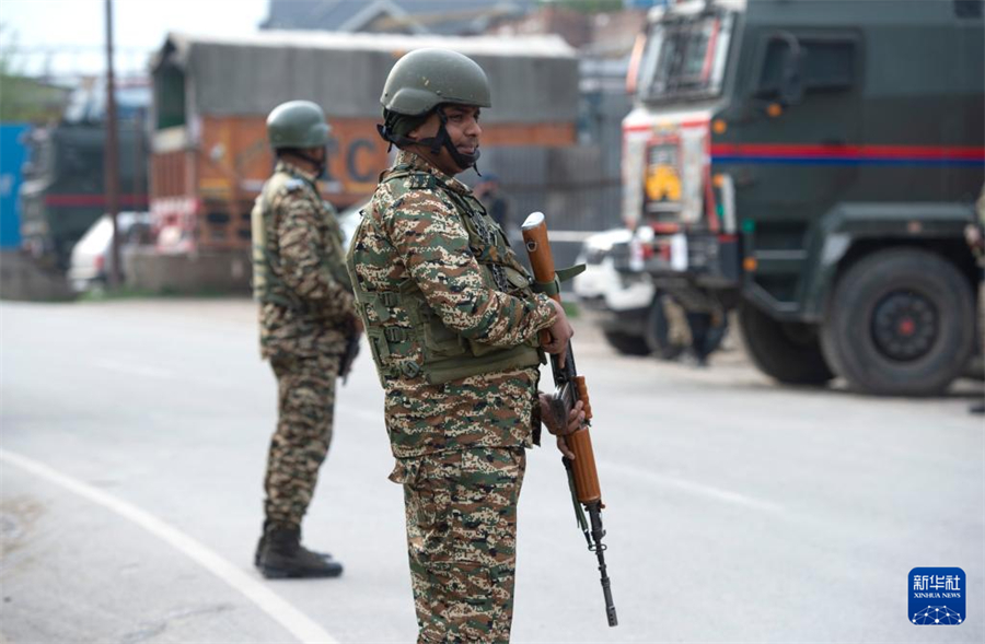 5月7日，在印控克什米爾首府斯利那加市郊，印度準(zhǔn)軍事部隊(duì)成員在一個檢查站警戒。新華社發(fā)（賈韋德·達(dá)爾攝）