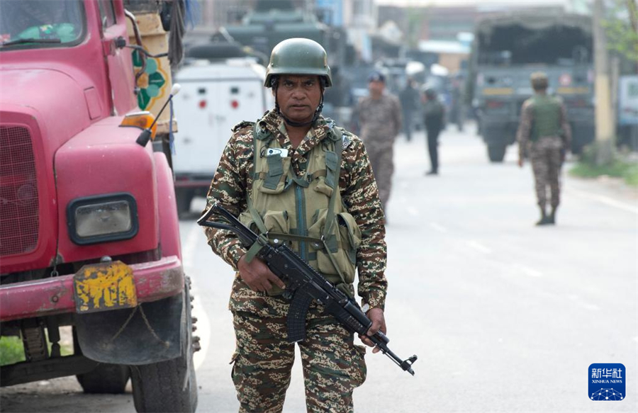 5月7日，在印控克什米爾首府斯利那加市郊，印度準軍事部隊成員在一個檢查站警戒。新華社發(fā)（賈韋德·達爾攝）