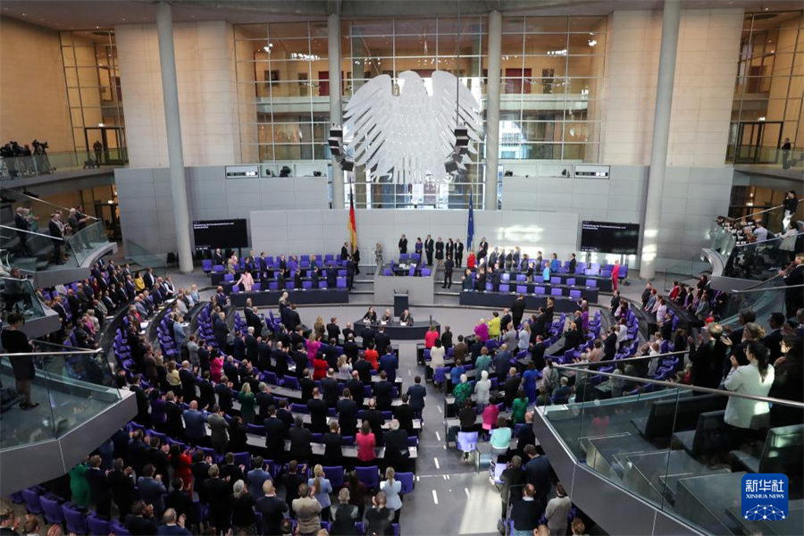 這是5月6日在德國柏林的國會大廈拍攝的德國新一屆聯(lián)邦政府成員宣誓就職現(xiàn)場。新華社記者 杜哲宇 攝