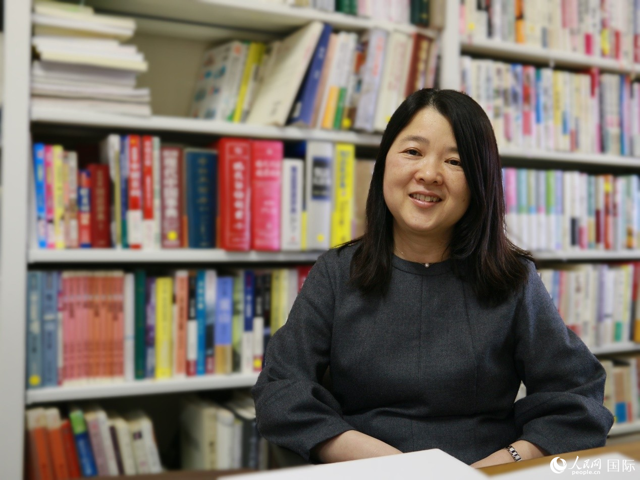 日本明海大學(xué)外國(guó)語(yǔ)學(xué)院中文系教授河村昌子接受人民網(wǎng)采訪(fǎng)。人民網(wǎng) 許可攝