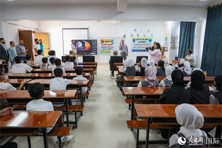 學生們在禮堂觀看介紹法拉赫學校建設(shè)情況的視頻。人民網(wǎng)記者 薛丹攝