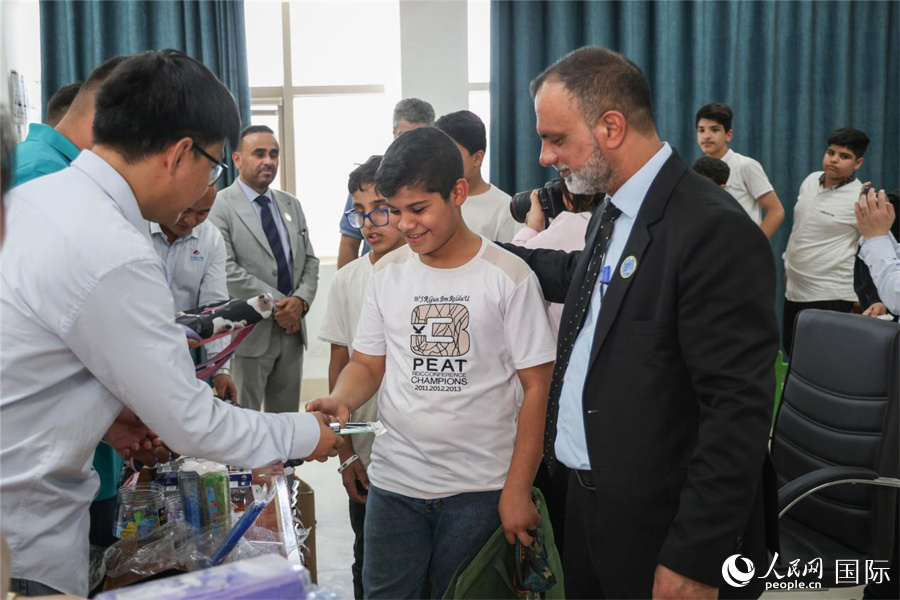 文具捐贈儀式現(xiàn)場。人民網(wǎng) 伊納斯·易卜拉欣攝