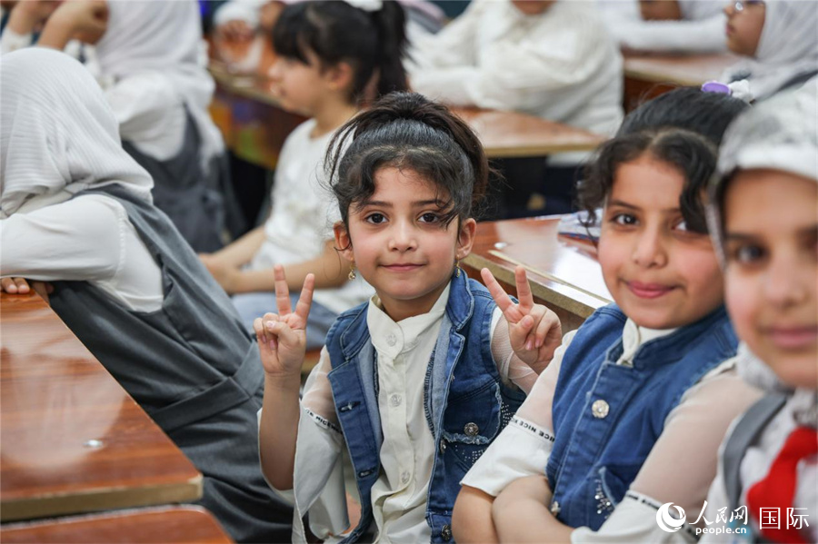 法拉赫學(xué)校學(xué)生在聽講座。人民網(wǎng)記者 薛丹攝