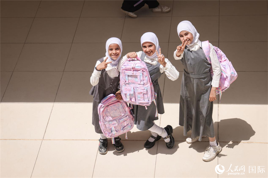 法拉赫學(xué)校學(xué)生領(lǐng)取到了捐贈物品。人民網(wǎng)記者 薛丹攝