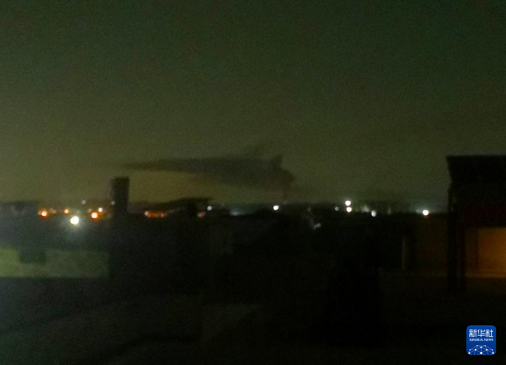 5月10日，在巴基斯坦拉瓦爾品第，濃煙從爆炸聲來(lái)源處升起（手機(jī)照片）。新華社發(fā)（賈米勒·巴蒂攝）