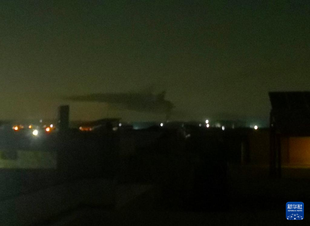 5月10日，在巴基斯坦拉瓦爾品第，濃煙從爆炸聲來源處升起（手機(jī)照片）。新華社發(fā)（賈米勒·巴蒂攝）