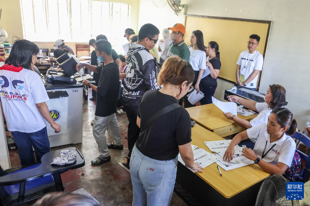5月12日，在菲律賓奎松市，選民在投票站內(nèi)參加投票。新華社發(fā)（烏馬利攝）