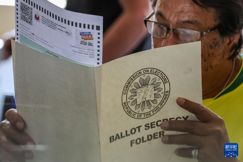 5月12日，在菲律賓奎松市，選民在投票站內(nèi)參加投票。新華社發(fā)（烏馬利攝）
