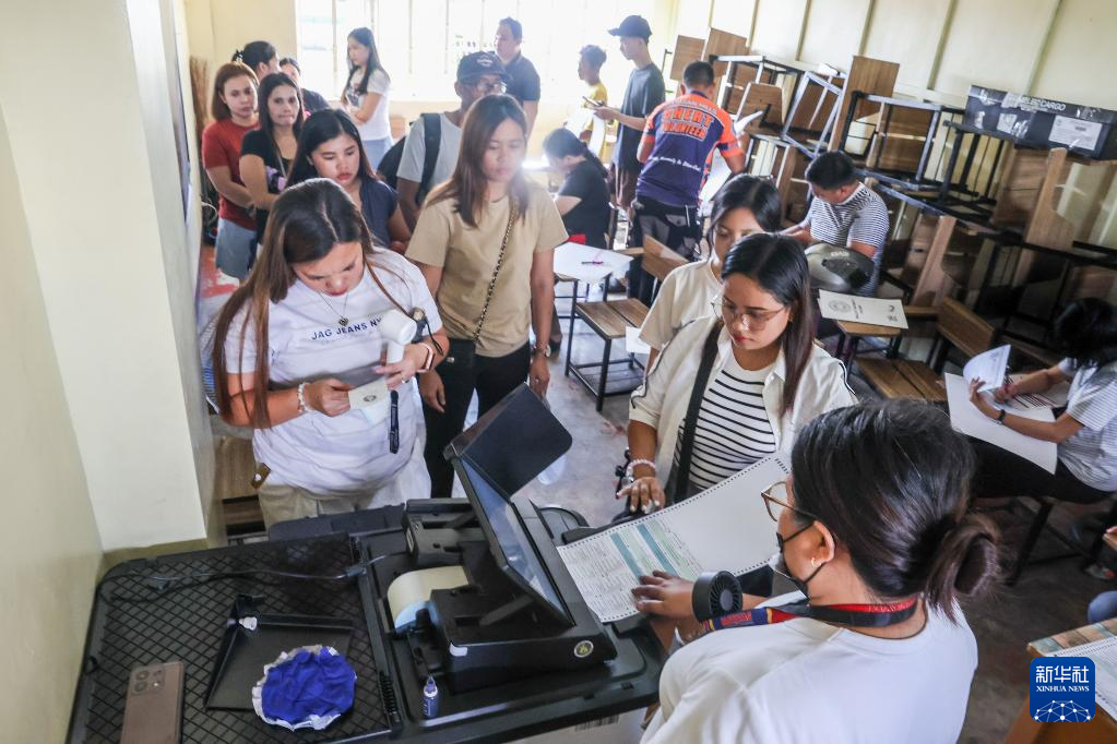 5月12日，在菲律賓奎松市，選民在投票站內(nèi)參加投票。新華社發(fā)（烏馬利攝）