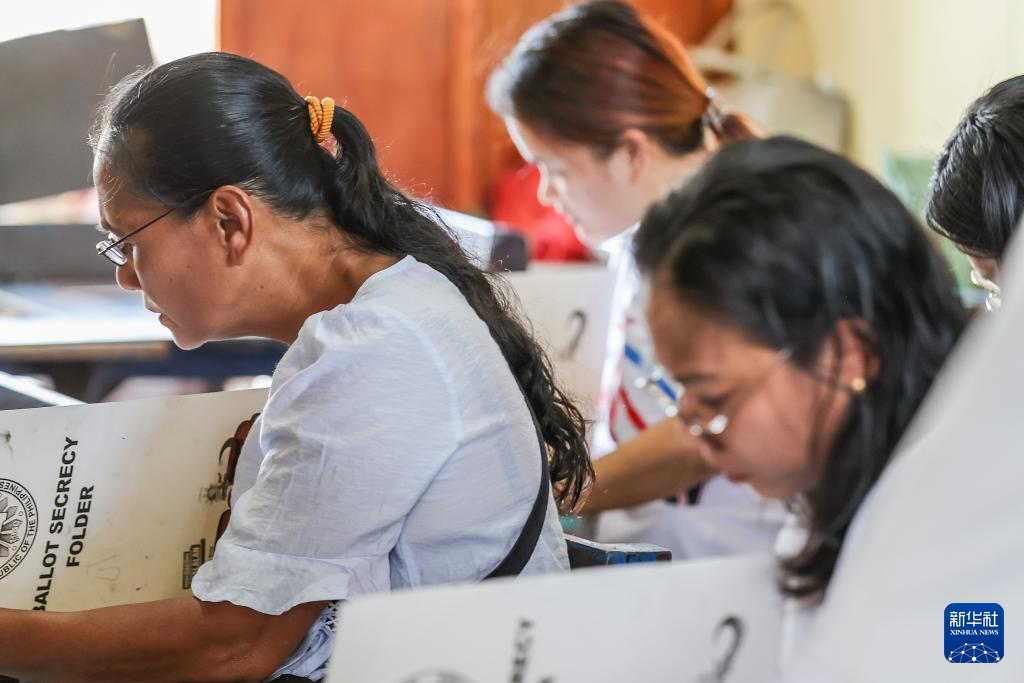 5月12日，在菲律賓奎松市，選民在投票站內(nèi)參加投票。新華社發(fā)（烏馬利攝）