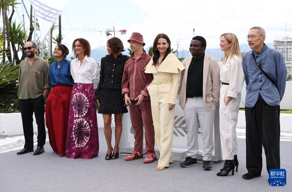 5月13日，在法國(guó)南部小城戛納，第78屆戛納國(guó)際電影節(jié)主競(jìng)賽單元評(píng)委會(huì)主席、法國(guó)女演員朱麗葉·比諾什（右四）攜眾評(píng)委亮相拍照式。新華社記者 高靜 攝