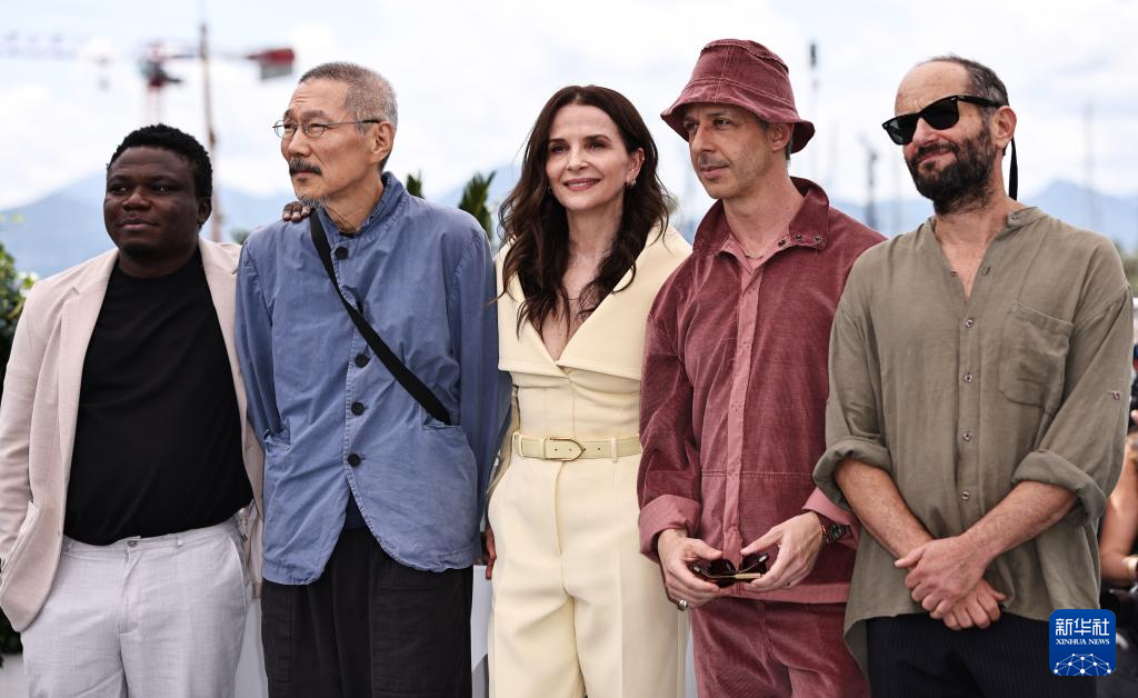 5月13日，在法國南部小城戛納，第78屆戛納國際電影節(jié)主競賽單元評委會主席、法國女演員朱麗葉·比諾什（中）攜眾評委亮相拍照式。新華社記者 高靜 攝