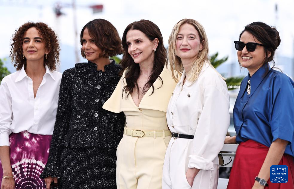 5月13日，在法國南部小城戛納，第78屆戛納國際電影節(jié)主競賽單元評委會(huì)主席、法國女演員朱麗葉·比諾什（中）攜眾評委亮相拍照式。新華社記者 高靜 攝